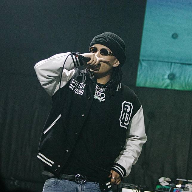 「台饒風格教科書」蛋頭這身棒外穿搭以黑白俐落為主，同時更運用上個人代表的飾品點綴出更多亮點。圖片來源：<a href=