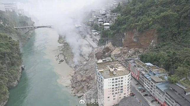 中國重慶市彭水苗族土家族自治縣烏江沿岸17日上午山崩，土石掩埋數棟民房並墜入烏江。(圖擷取自微博)