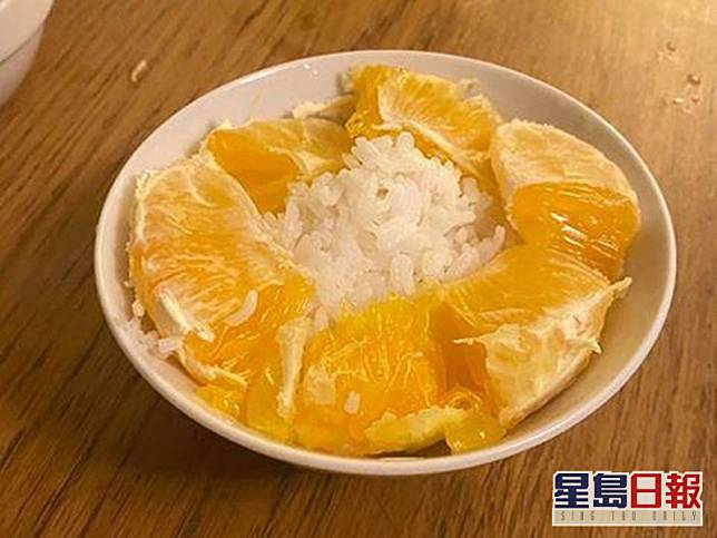 港爸炮製「橙味飯」予囡囡。網上圖片