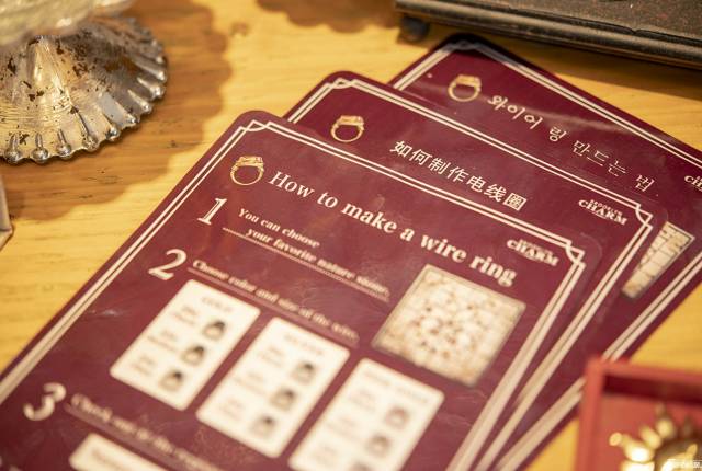 
<p>現場也提供多語言的步驟說明書，真的不行就讓我們跟著指示一步步完成吧！</p><p>
</p><p>
<b>Brooklyn Charm WORK SHOP</b></p><p>
地址：東京都渋谷区神南1-22-6 渋谷マルイ2F</p><p>
營業時間：週一到週六11:00～21:00 / 週日與假日 11:00～20:30</p><p>
<a href=