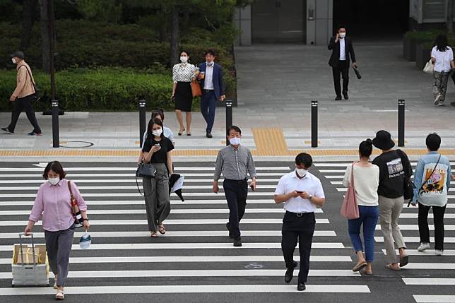 (แฟ้มภาพซินหัว : ประชาชนใส่หน้ากากอนามัยเดินข้ามถนนในกรุงโซลของเกาหลีใต้ วันที่ 1 มิ.ย. 2021)