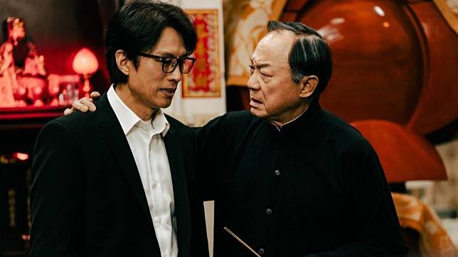 香港兩代喜劇泰斗黃子華、許冠文相隔32年再合作。（圖／華映提供）