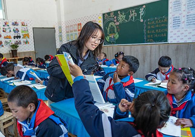 A volunteer teacher from Lingnan Normal University in Guangdong gives a lesson at the Central Primary School in Nyangpo Township, Gongbo'Gyamda County, Nyingchi City, southwest China's Xizang Autonomous Region, Sept. 3, 2024. (Xinhua/Tenzin Nyida)