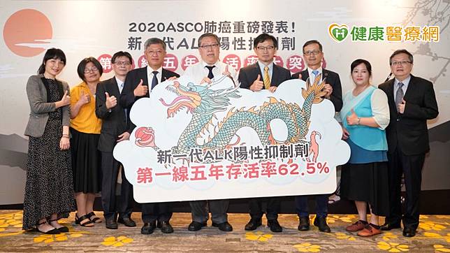 陳育民理事長（中）指出，在EGFR無突變的族群，若為ALK基因突變的患者，健保署也已給付三種ALK抑制劑作為ALK基因突變的非小細胞肺癌患者於第一線治療使用，與國際治療指引同步接軌。