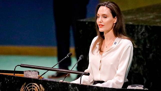 2019年3月29日，安潔莉娜裘莉以聯合國難民署高級專員特使的身分在聯合國維和會議上演講。美聯社