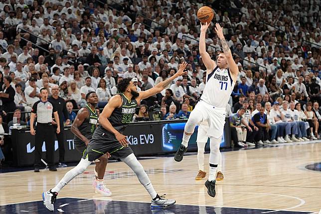 Luka Dončić（77號）與達拉斯獨行俠獲得多數賭盤資金青睞。（達志影像資料照）