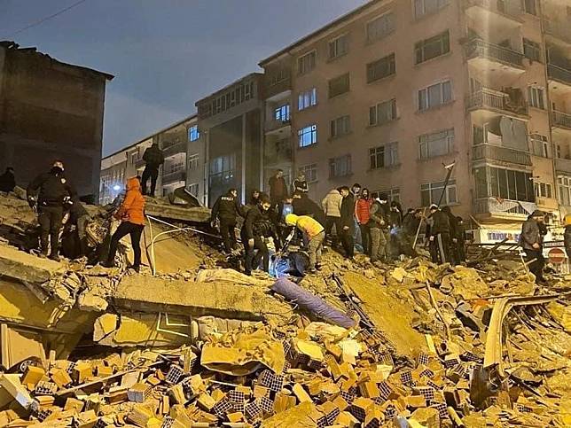 土耳其6日發生規模7.8強震，造成土耳其、敘利亞兩國超過4.7萬人死亡，數十萬間建築坍塌。 圖：翻攝自圖佳臉書
