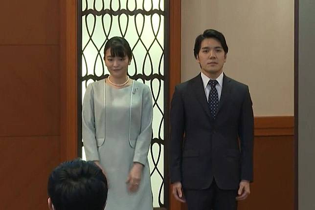 日本真子公主（左）去年10月底與小室圭完成結婚登記，放棄儀式繁雜的皇室婚禮。（法新社，資料照）