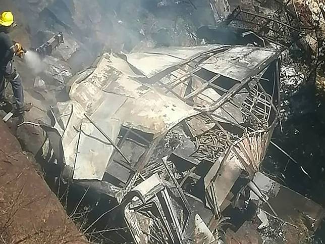 南非發生巴士墜崖意外，全車45人死亡，僅一名女童倖存。