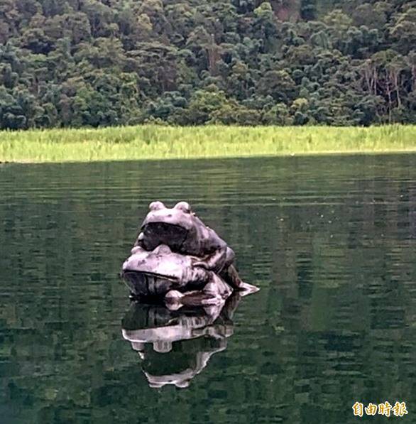 日月潭「九蛙疊像」在碧波蕩漾之中，浮現「九蛙照鏡」隱藏版美景，遠眺好像4蛙浮出潭面，實際上只有2隻，也讓人看到水中折射、倒影有趣的一面。(記者謝介裕攝)