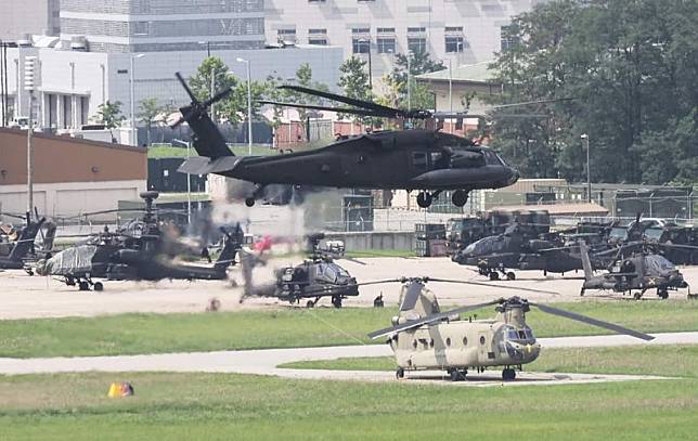 南韓與駐韓美軍敲定今年「乙支自由護盾」聯合軍演時間，將自下週一21日起分2階段進行。圖為2022年「乙支自由護盾」聯合軍演，美黑鷹直升機起飛。 圖：翻攝@CRNICASMILITAR1推特