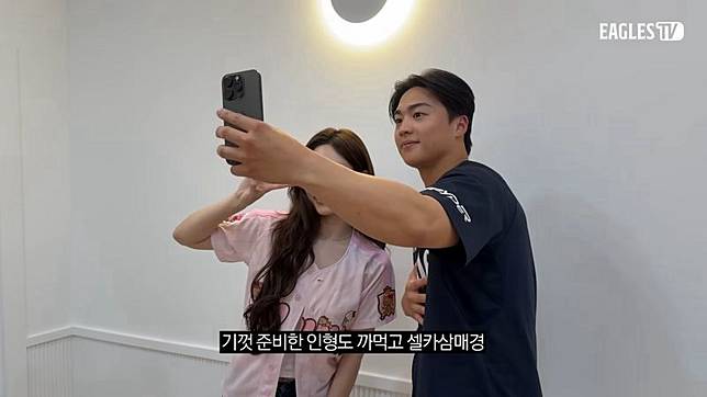 王彥程如願與偶像自拍。翻攝YT@HanwhaEagles_official