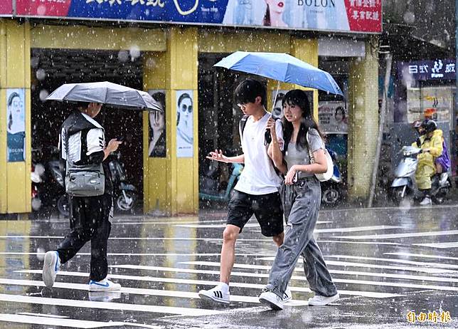 氣象署提醒，週四鋒面再度接近，西半部及東半部山區有機率出現較大雨勢。(資料照)