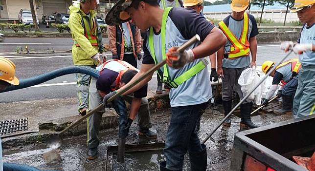 基隆淹水嚴重，民眾質疑市府平時沒在清水溝。翻攝基隆環保局臉書