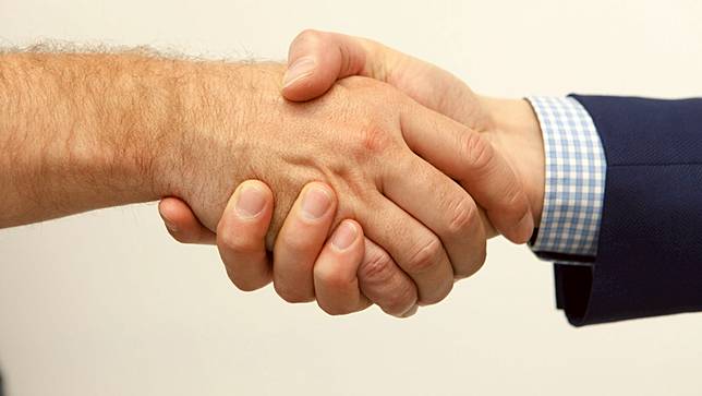 握手示意圖。取自Unsplash
