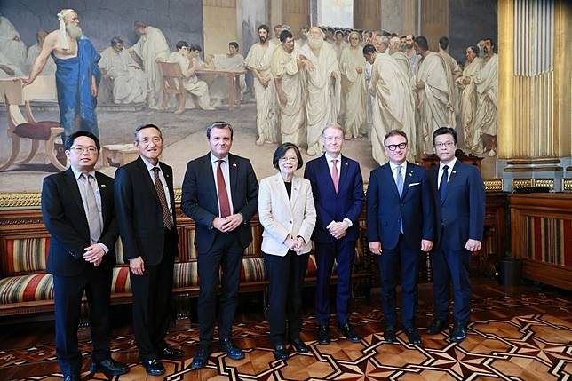 蔡英文前總統（中）在義大利參議院副議長錢益友（Gian Marco Centinaio，左三）、義大利國會友台協會主席馬蘭（Lucio Malan，右三）及戴米安（Dario Damiani，右二）等參議員陪同下，參訪義大利參議院。（外交部提供）