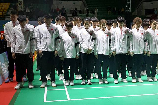 China players pay their respects to deceased teenage shuttler Zhang Zhijie during the Asia Junior Championships on July 1, 2024.(Courtesy of Indonesia's badminton association/Xinhua)