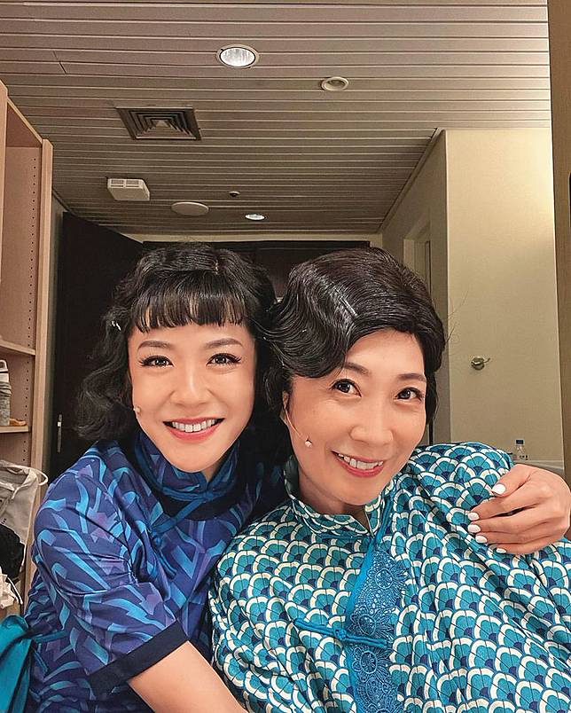 楊千霈（左）畢業於台大戲劇系，在主持之外也穩定演出舞台劇。右為黃嘉千。（翻攝自楊千霈IG）