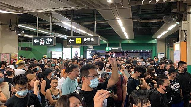 大批市民聚集在葵芳站(商台新聞 潘曉陽攝)
