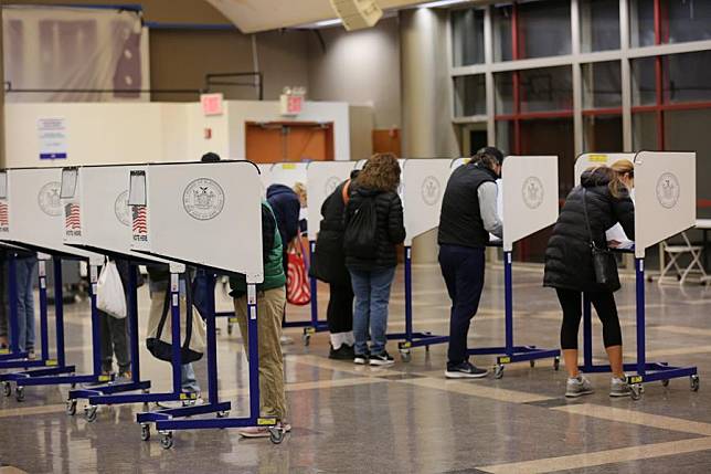 Voters fill in their ballots at an early voting site in Queens, New York City, the United States, on Oct. 27, 2024. (Xinhua/Liu Yanan)