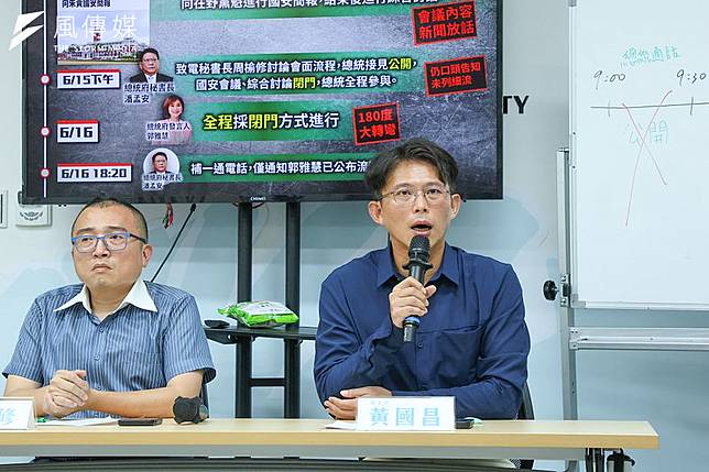 民眾黨主席黃國昌（右）明（18）日將不克出席總統府國安簡報。（顏麟宇攝）