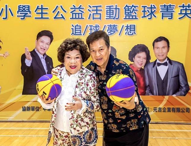 周遊20日在台北市辦小學生公益籃球賽，並捐200顆 籃球，節目製作人周遊（左）與丈夫李朝永（右）鼓 勵孩子們多運動。 （李朝永提供） 中央社記者洪素津傳真 113年4月20日