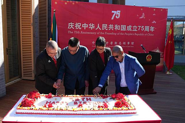 You Wenze (2nd L), Chinese consul-general in Cape Town, and guests cut a birthday cake during a reception commemorating the 75th anniversary of the founding of the People's Republic of China at the Chinese Consulate-General in Cape Town, South Africa, Sept. 20, 2024. (Xinhua/Wang Lei)