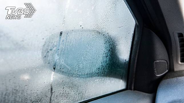 冬天因溫差，車子擋風玻璃容易起霧。（示意圖／shutterstock達志影像）