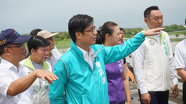 ▲高雄市長參選人、立委陳其邁今前往典寶溪滯洪池，了解運作情形並聽取市府水利局簡報。（圖／陳其邁競選辦公室提供,2018.06.21）