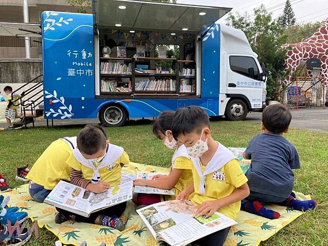 實現多元創意永續未來　中市行動圖書車、五感百寶箱獲中央肯定