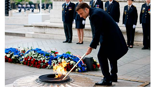 巴黎奧運聖火抵達法國本土，總統馬克宏點燃火種。美聯社