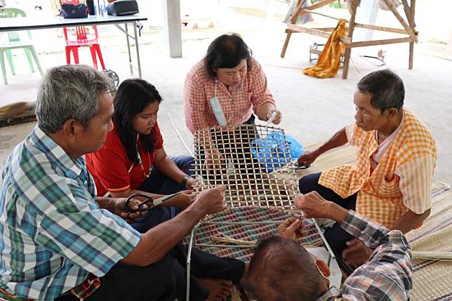 เกษตรฯมข.ฝึกอบรม “หัตถกรรมไม้ไผ่ร่วมสมัยกลุ่มวิสาหกิจผู้สูงอายุ” 