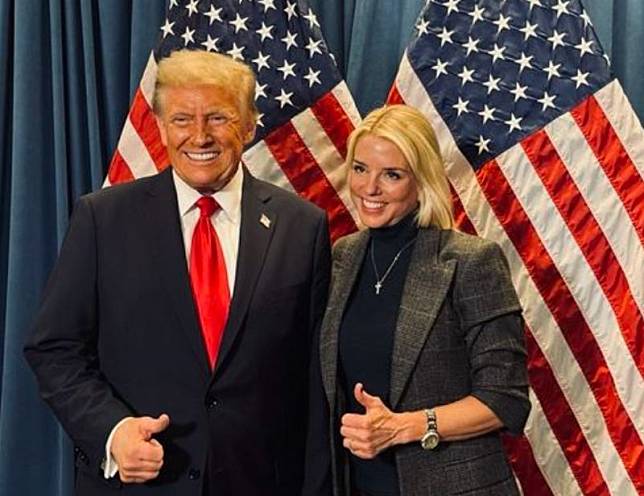 川普將提名佛州首位女總檢長出任他的新任司法部長。（翻攝自@pambondi Instagram）