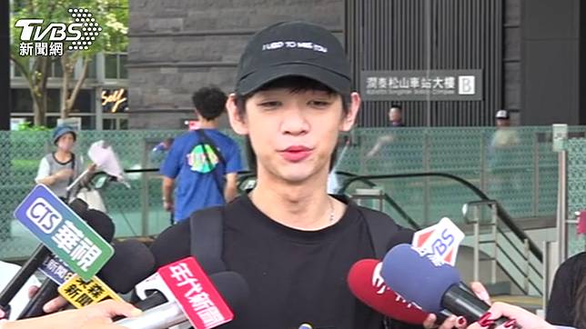 街頭藝人李科穎表演到一半，竟遭陌生男環抱，9日上午現身受訪。（圖／TVBS）