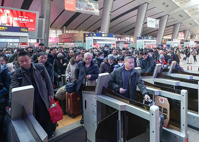 內地鐵路加開列車應付春運客流。（中新社圖片）