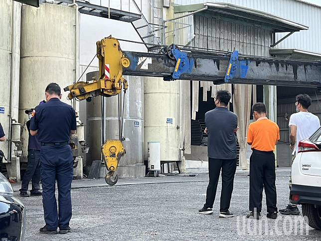 雲林虎尾鎮北溪里的再興飼料工廠內今下午進行吊車高空修繕屋頂作業時，吊臂連結吊籃處突斷裂，吊籃內4人從6公尺高重摔地面，造成3死1傷。記者陳雅玲／攝影