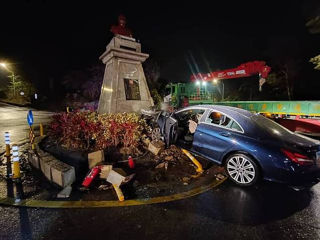 賓士車撞小徑圓環，圓環內的胡璉將軍像石體也受損。(讀者提供)