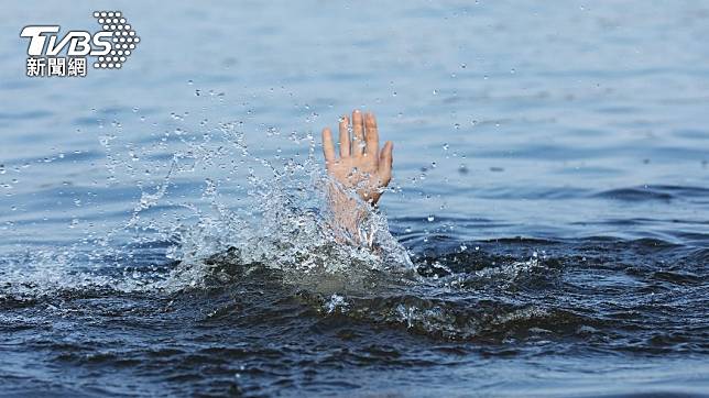 印度一家人到瀑布遊玩，為救援6人相繼溺斃。（示意圖／shutterstock達志影像）