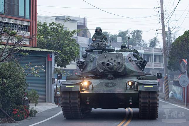 裝甲586旅M60A3戰車機動前往防禦陣地。（軍聞社記者卓以立攝）