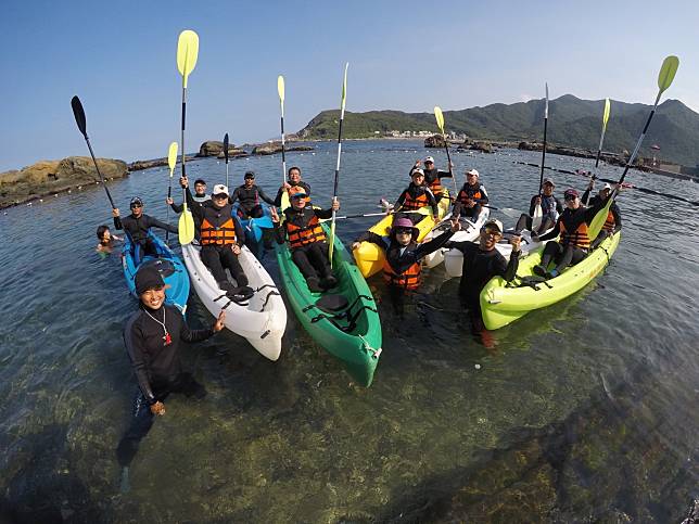 夏天就是要玩水!業者推出浮潛暨獨木舟課程，讓旅客可以下海體驗。   圖：新北市政府觀光旅遊局/提供