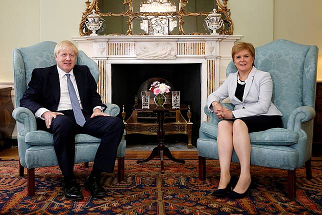 強森的「保皇派」與史特金的「獨立派」，是英國國會與蘇格蘭終需要面對一仗。（湯森路透）