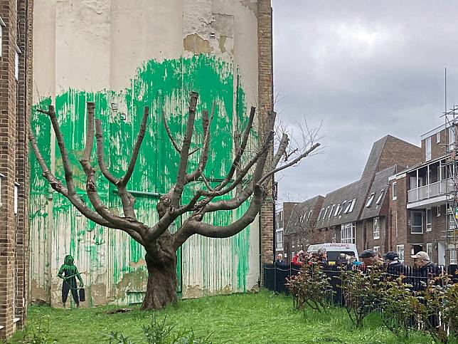 Banksy的作品引發各界關注，大家開始討論樹木修剪、森林砍伐的問題。塗鴉也為社區帶來活力。圖片來源：diamond geeze（CC BY-NC-ND 2.0）