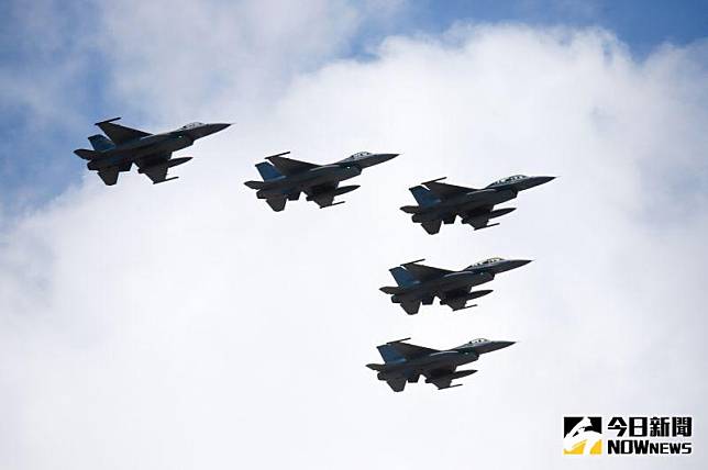 ▲▲110年國慶，空中分列式空軍F-16戰機飛越凱道上空。（圖／記者葉政勳攝。2021.10.10）