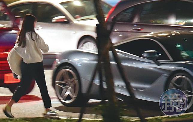 2月10日21：10，李進良被本刊直擊他開著價值千萬元的麥拉倫跑車現身信義區街頭，停在前妻小禎家附近。