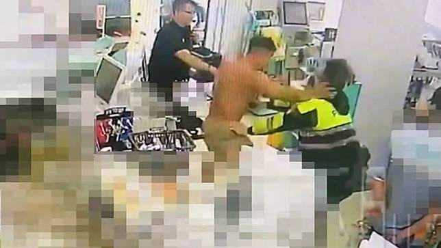 朱姓男子在超商內對警察出拳，一警腦震盪，一警受傷。民眾提供