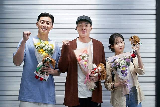朴敘俊(左起)、導演李炳憲和IU開心新片終於殺青。(翻攝自推特)