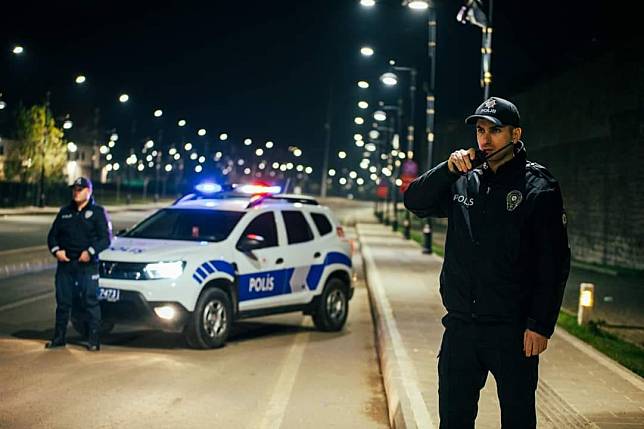 土耳其警察25日拘捕110人，並指控他們與庫德族激進份子有關係。(圖：Türk Polis Teşkilatı臉書)