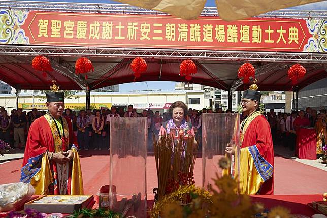 賀聖宮宮主王美雲主持清醮動土大典。（賀聖宮提供）