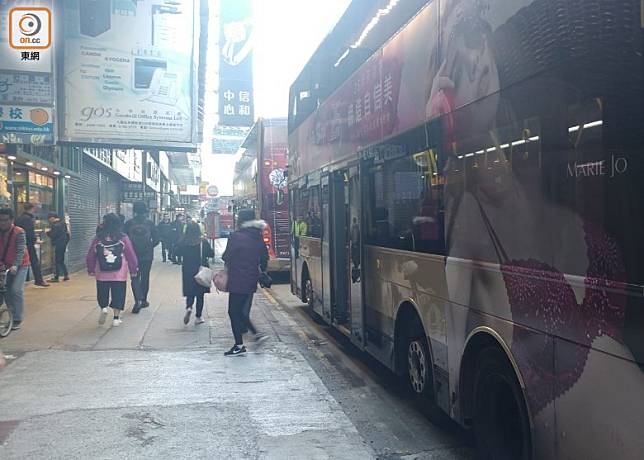 旺角彌敦道有巴士被按動死火掣。(曾紹良攝)