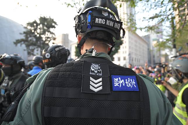 有警員在制服上貼上標貼。資料圖片